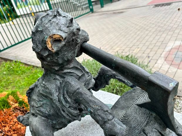 Wandal po raz kolejny zniszczył koziołki