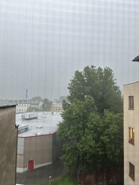 Nad Raciborzem przechodzi front burzowy. Służby apelują o ostrożność