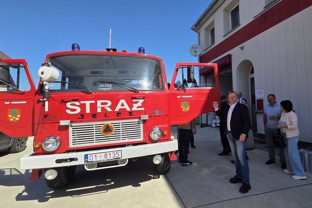 Przekazanie wozu strażackiego w Strzeleczkach