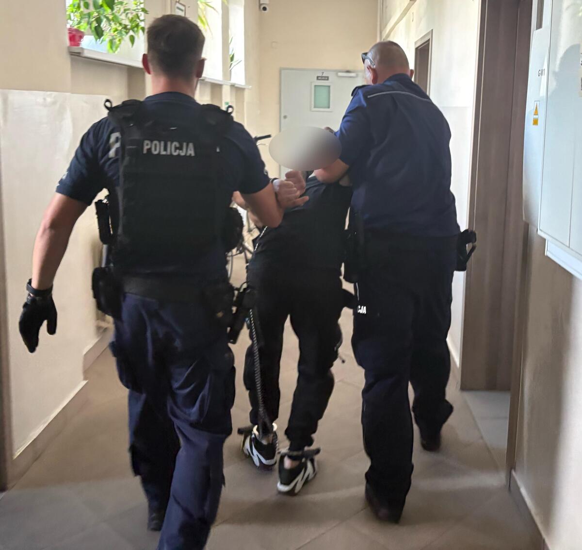 Niebezpieczna interwencja kryminalnych w powiecie kluczborskim. Padł strzał ostrzegawczy