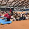 Uczniowie ćwiczą pierwszą pomoc