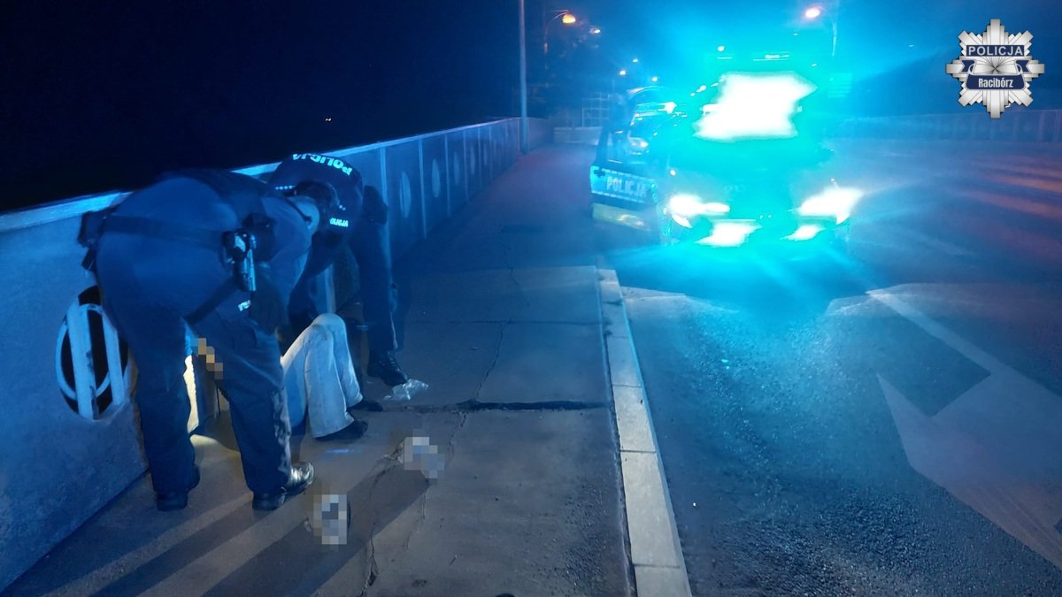 Policjanci uratowali życie nastolatce