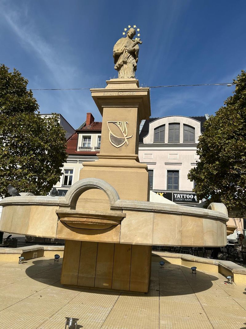 Fontanna z figurą św. Jana Nepomucena w Rybniku po renowacji
